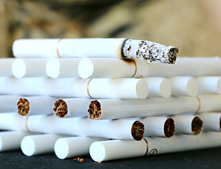 Paquet à 10 euros, les réserves de l’industrie du tabac