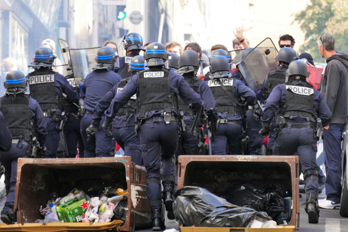Gilets jaunes et tuniques bleues