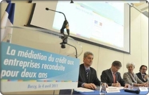 Signature de la Charte de la Médiation du crédit, par Christine Lagarde et Frédéric Lefebvre, le 4 avril 2011. Photo : Médiation du crédit