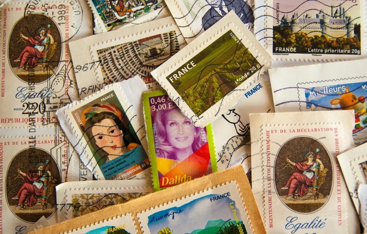 324 000 timbres contrefaits interceptés par les douaniers français