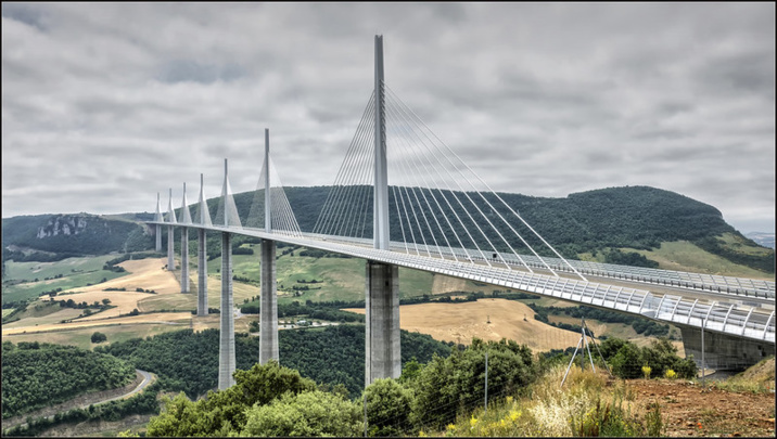 Alors qu'il va bientôt fêter les 20 ans du début de sa construction, le viaduc de Millau reste emblématique des réalisations d'Eiffage, tant pour la prouesse technique que pour l'esthétique. Sans parler des retombées économiques pour les acteurs locaux.