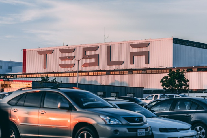 Tesla : le géant de la voiture électrique vacille