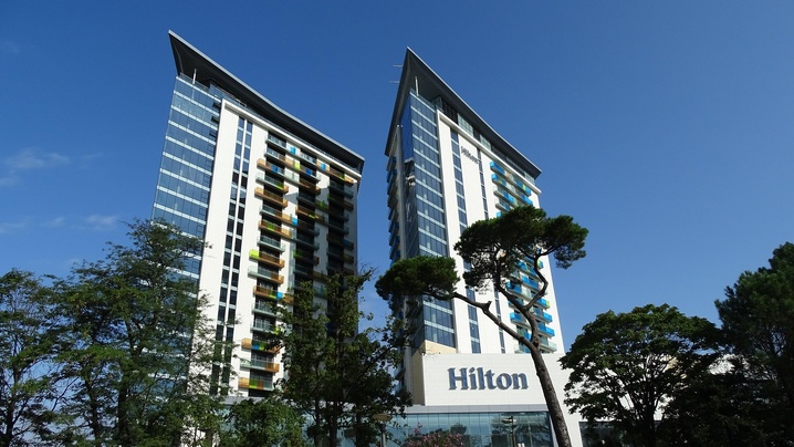 Refus d’agents fédéraux, comment Hilton tente d’éteindre l’incendie