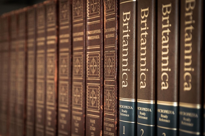 Plainte contre OpenAI : Britannica et Merriam-Webster accusent l’IA de piller leurs contenus