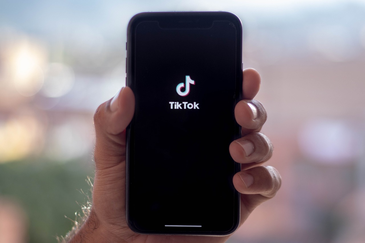 Trump relance le dossier TikTok et annonce un rachat imminent