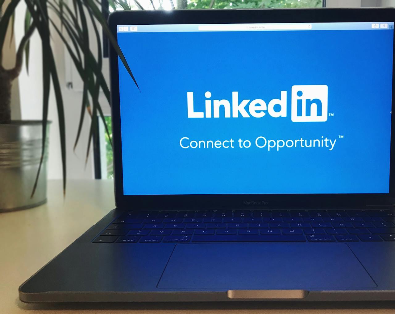 Droits voisins : la DVP poursuit LinkedIn pour défendre la presse