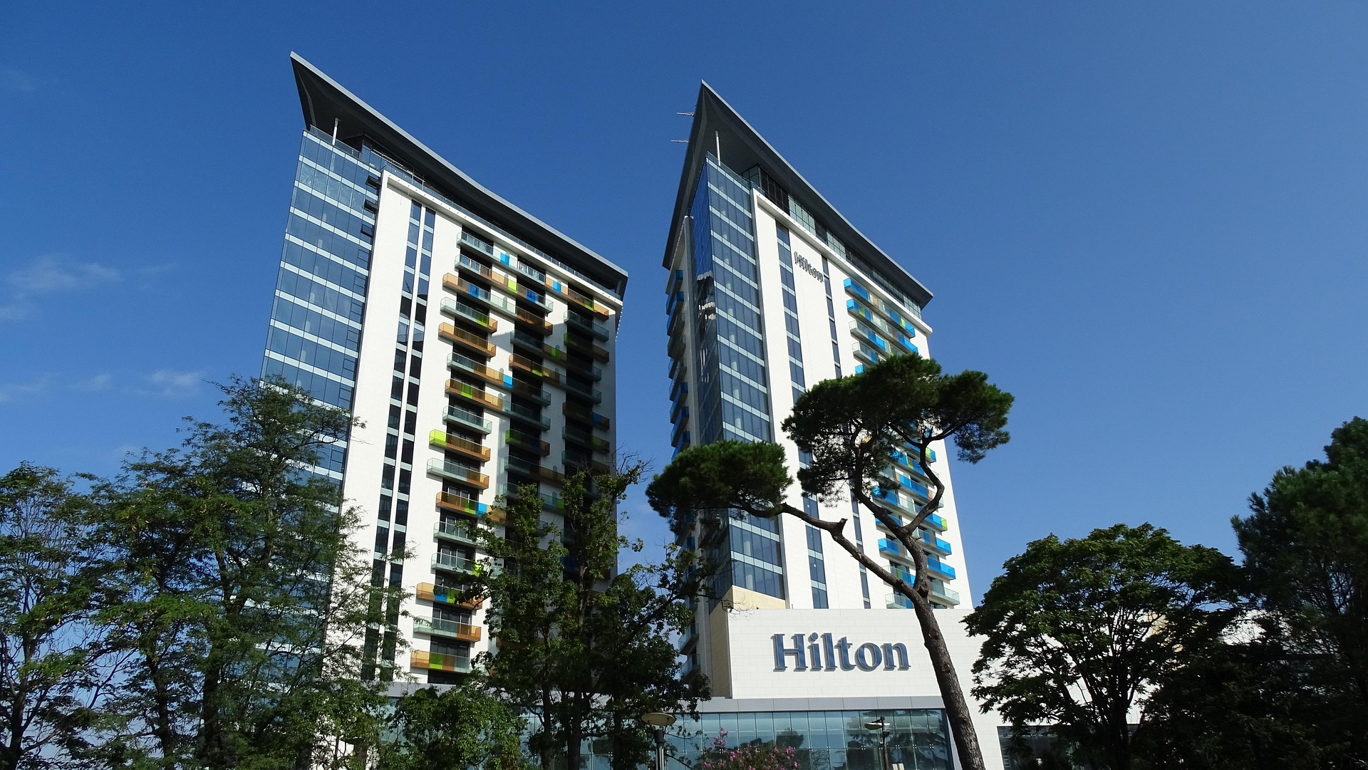Refus d’agents fédéraux, comment Hilton tente d’éteindre l’incendie