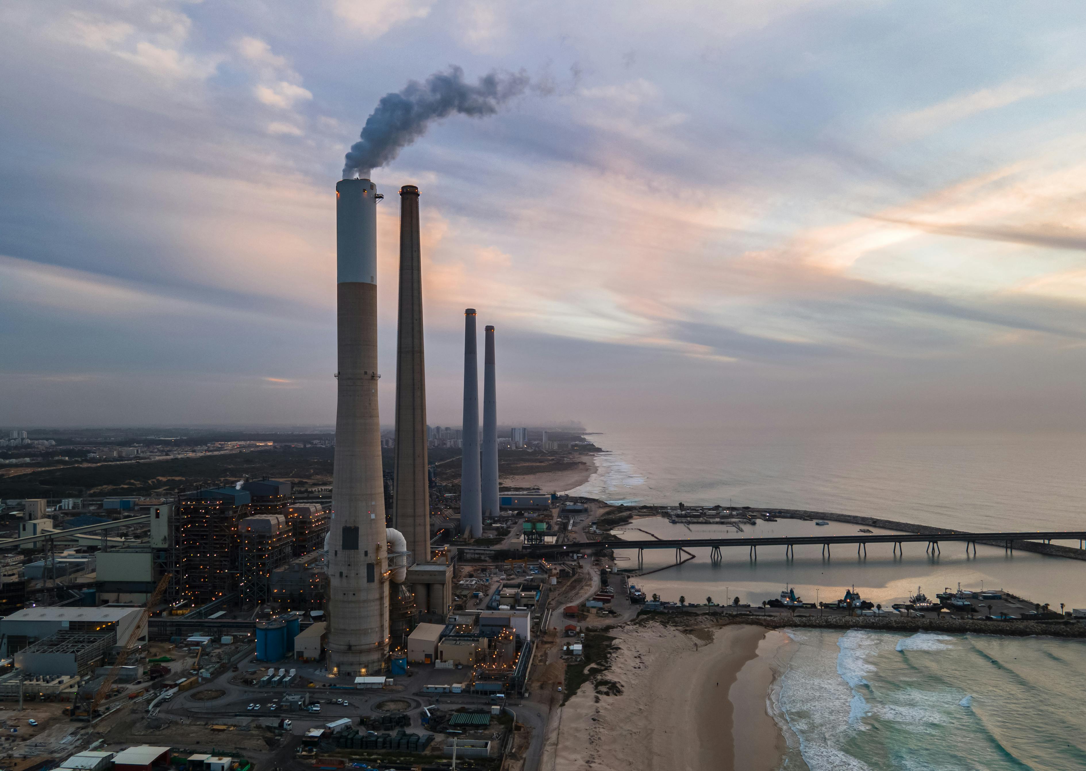 Industries : Emmanuel Macron annonce la levée de blocages de 150 chantiers industriels