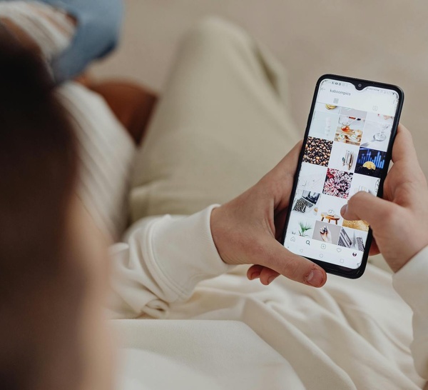 Le Parlement européen adopte une résolution fixant l’accès aux réseaux sociaux à 16 ans