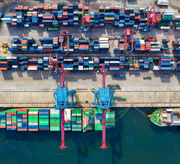 Maersk suspend des routes maritimes vers le Moyen-Orient face à la guerre en Iran