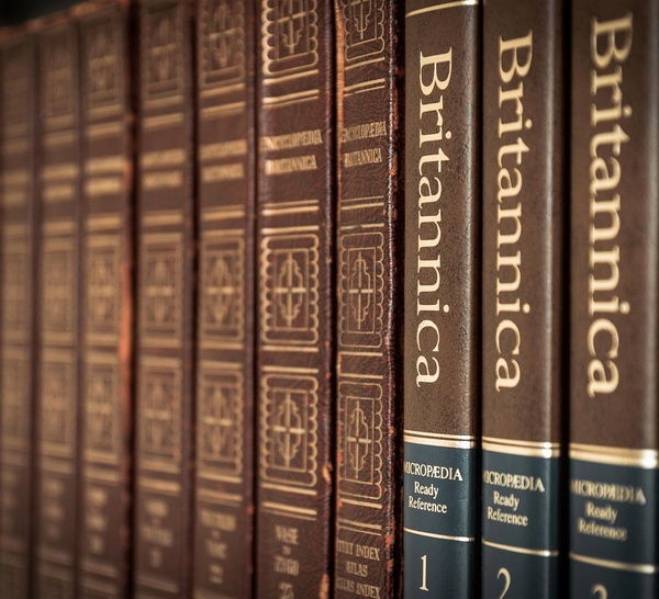 Plainte contre OpenAI : Britannica et Merriam-Webster accusent l’IA de piller leurs contenus