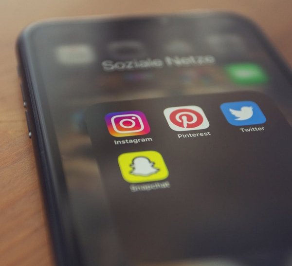 Réseaux sociaux : l’interdiction aux moins de 15 ans menace-t-elle le renouvellement des plateformes ?